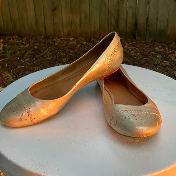 Jack Rogers platinum Delfino flats! - Picture 2 of 4